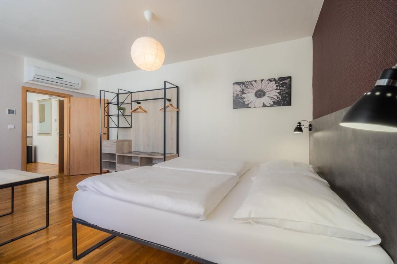 Ea Aparthotel Melantrich Prag Exteriör bild