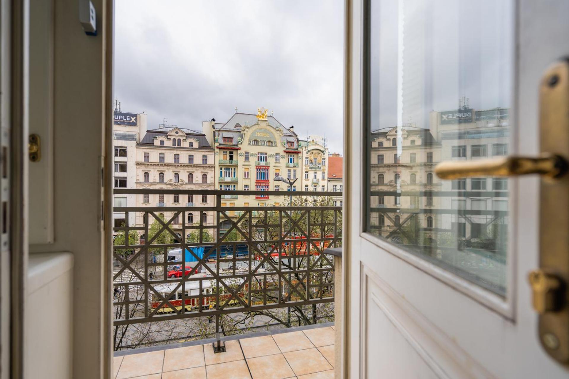 Ea Aparthotel Melantrich Prag Exteriör bild